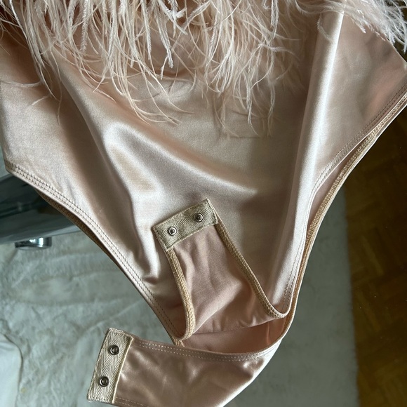 Fashion Nova show stopper, glamours feather bodysuit Never been worn - Picture 5 of 6